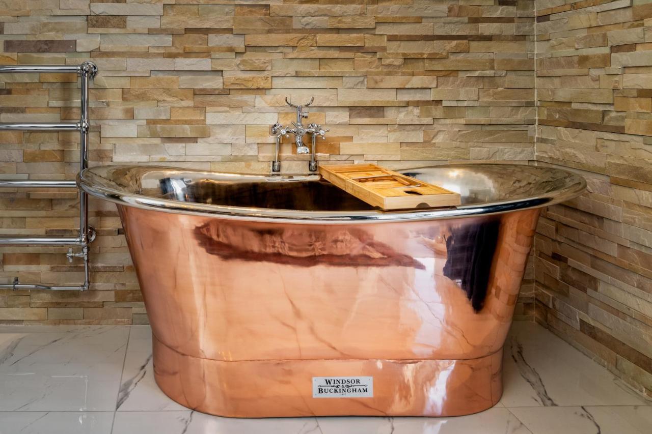 Relax In Super Size Copper Tub - 2 Bedroom Villa Inverness Bagian luar foto